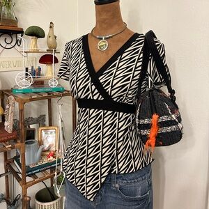 BCX white & black geometric patterned tie waist top w spliced sleeves